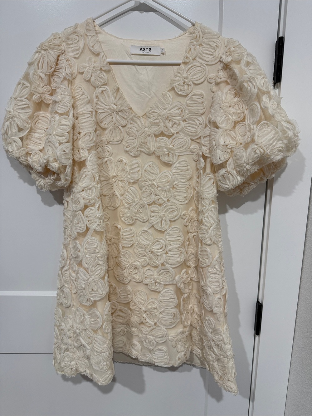 ASTR Cream Textured Floral Puff-Sleeve Dress